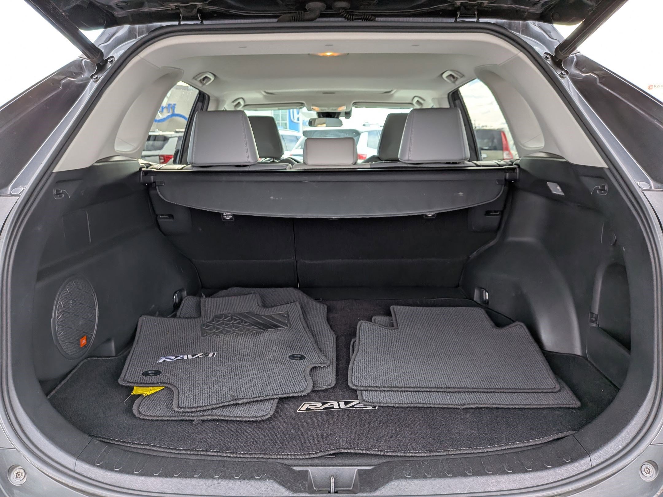 Used 2021 Toyota RAV4 XLE Premium image 30