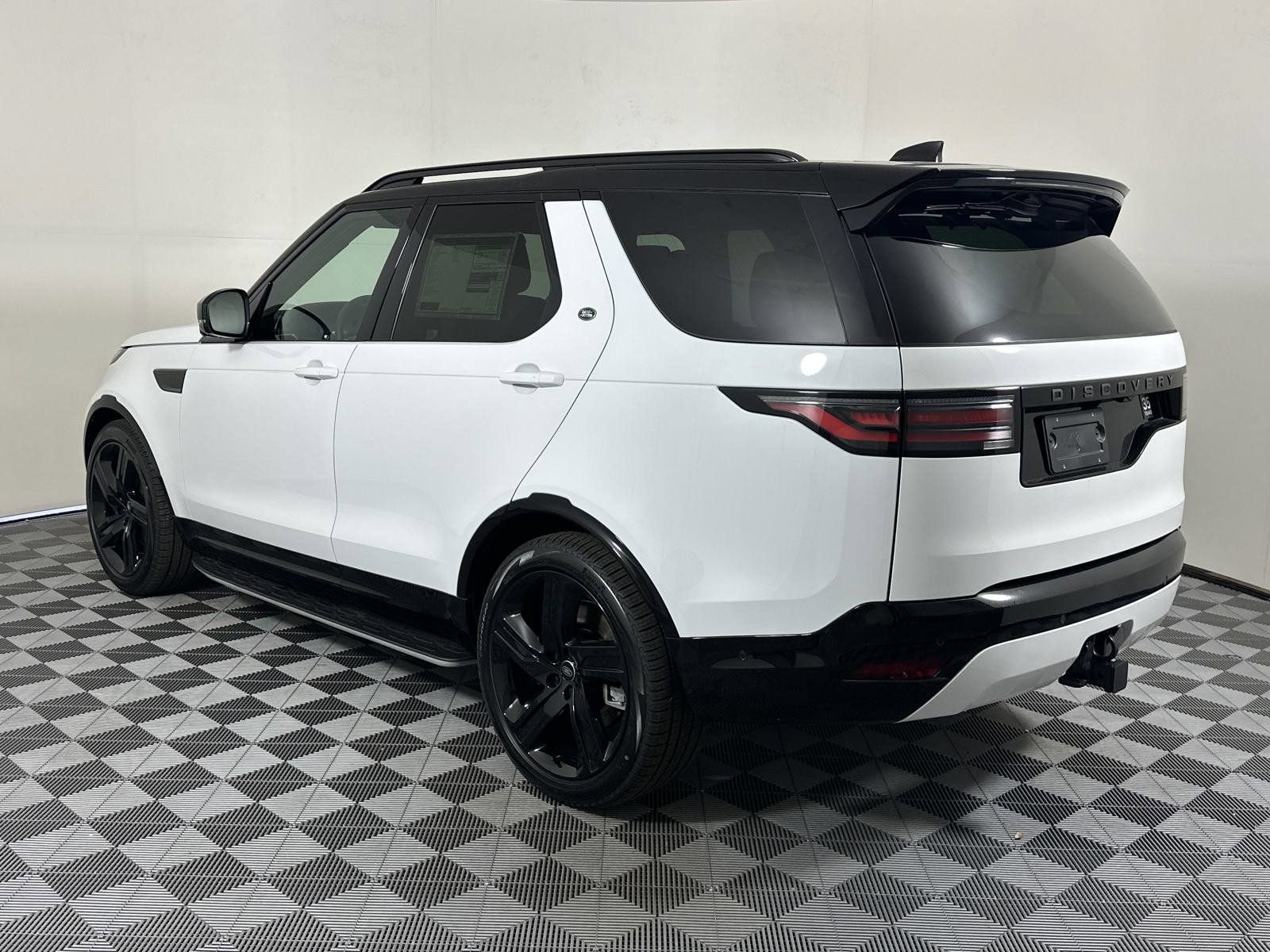 Used 2025 Land Rover Discovery Dynamic SE AWD/4WD image 2