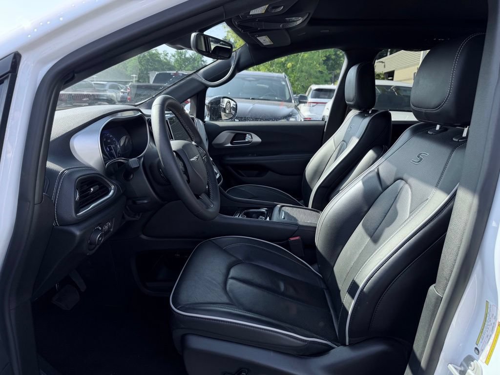 Used 2025 Chrysler Pacifica Limited FWD image 21