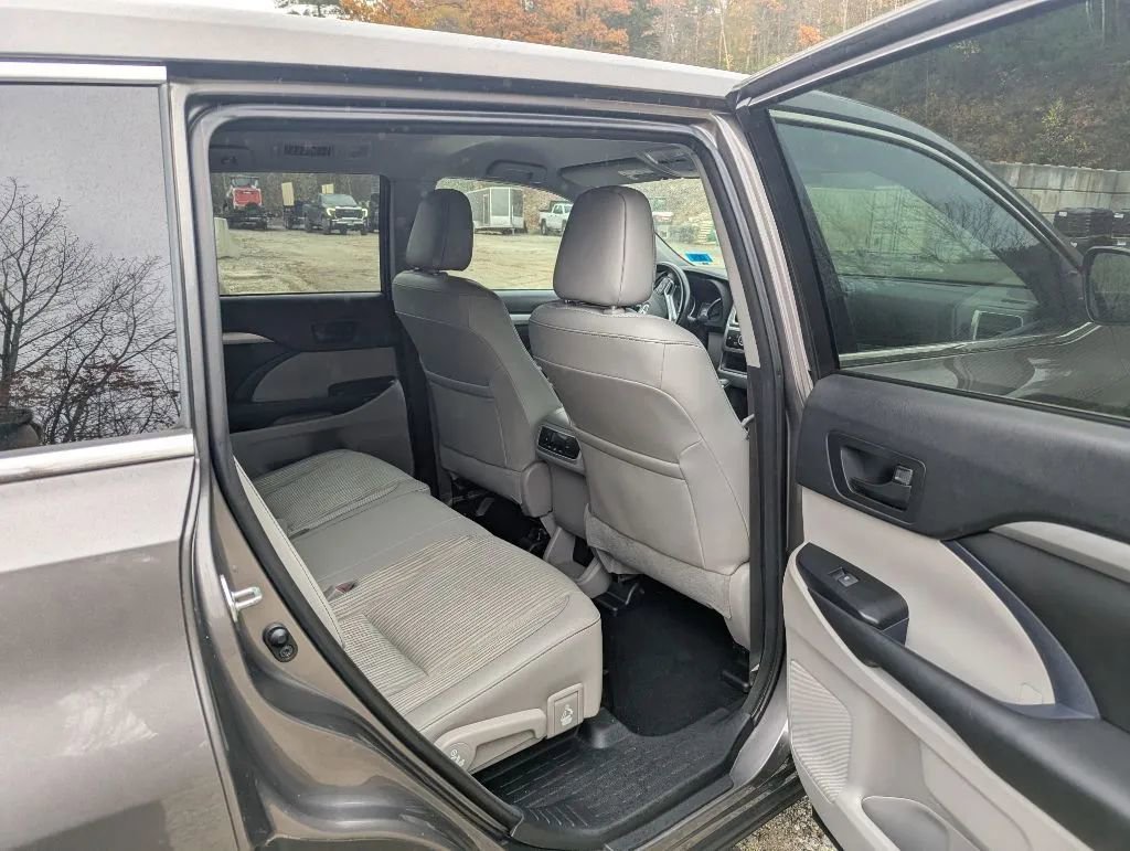 Used 2017 Toyota Highlander Plus AWD/4WD image 10