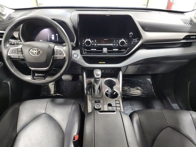 Used 2023 Toyota Highlander Limited image 2
