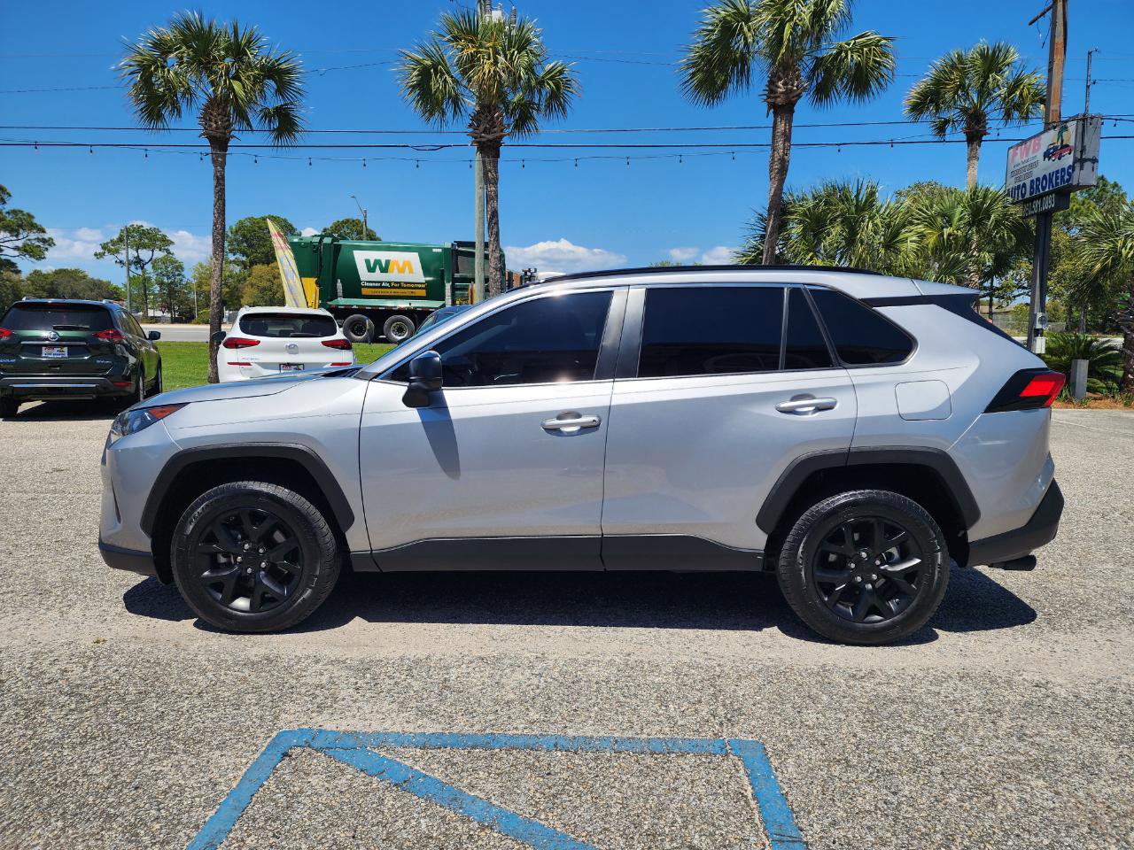 Used 2021 Toyota RAV4 LE FWD image 2