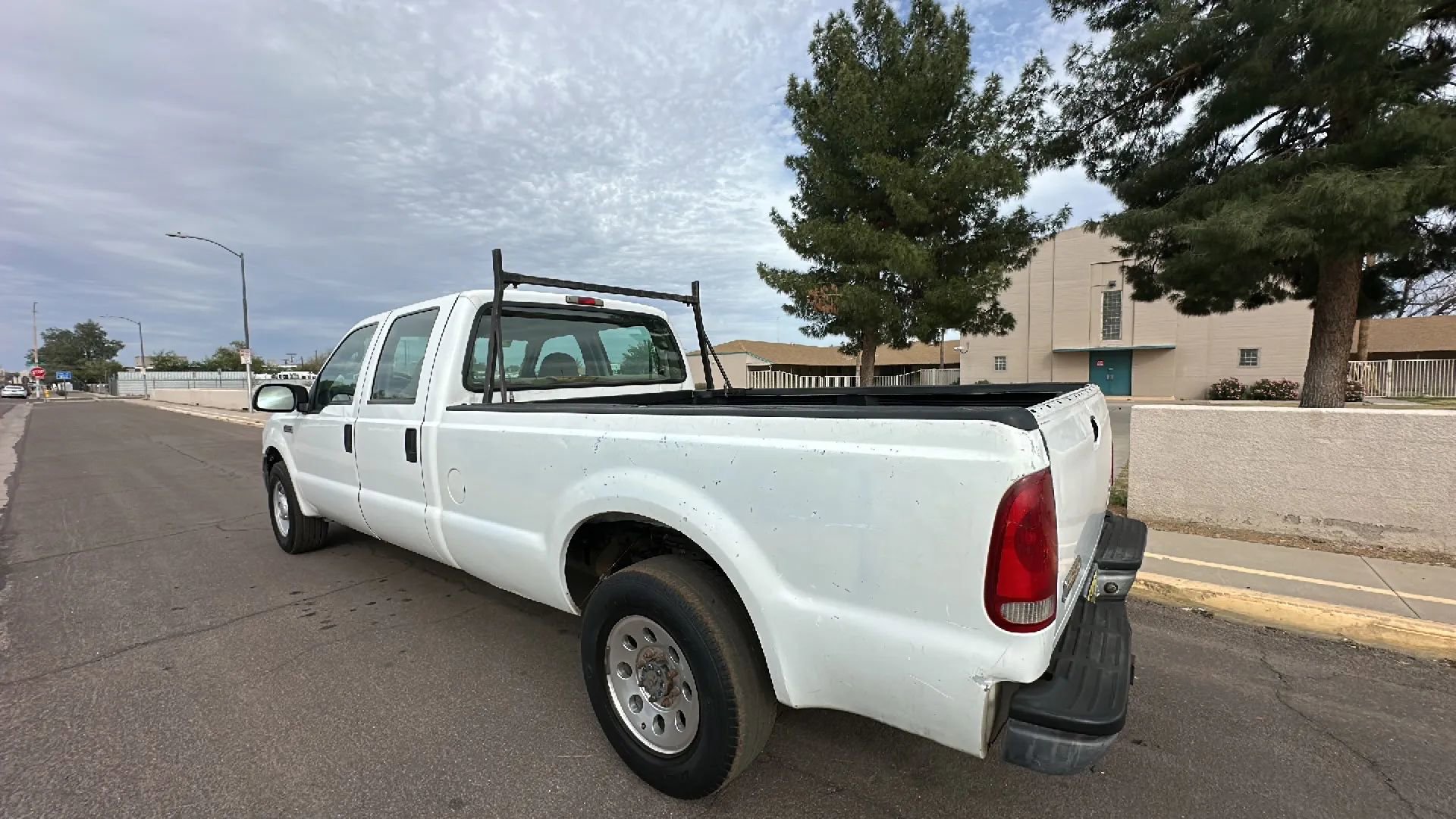 Used 2005 Ford F350 Lariat image 2