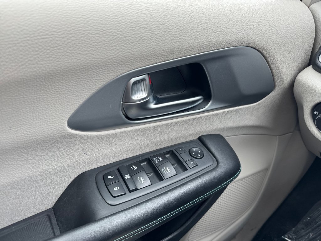 Used 2019 Chrysler Pacifica Touring Plus FWD image 11