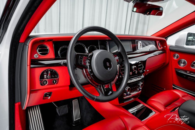 Used 2024 Rolls-Royce Phantom Sedan image 31