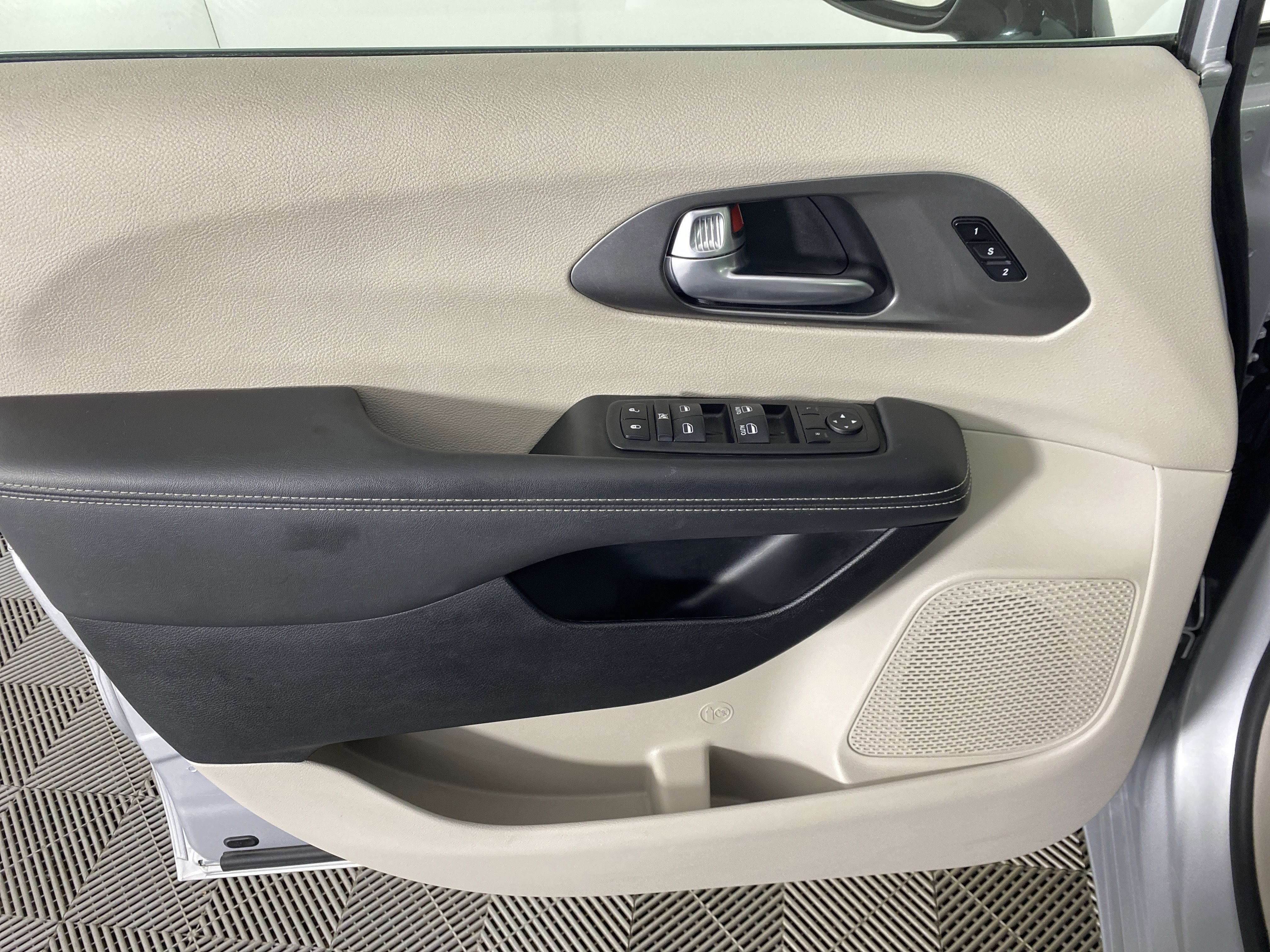 Used 2024 Chrysler Pacifica Touring-L image 13