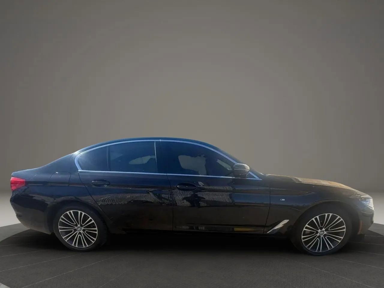 Used 2019 BMW 530i xDrive w/ Premium Package AWD/4WD image 4