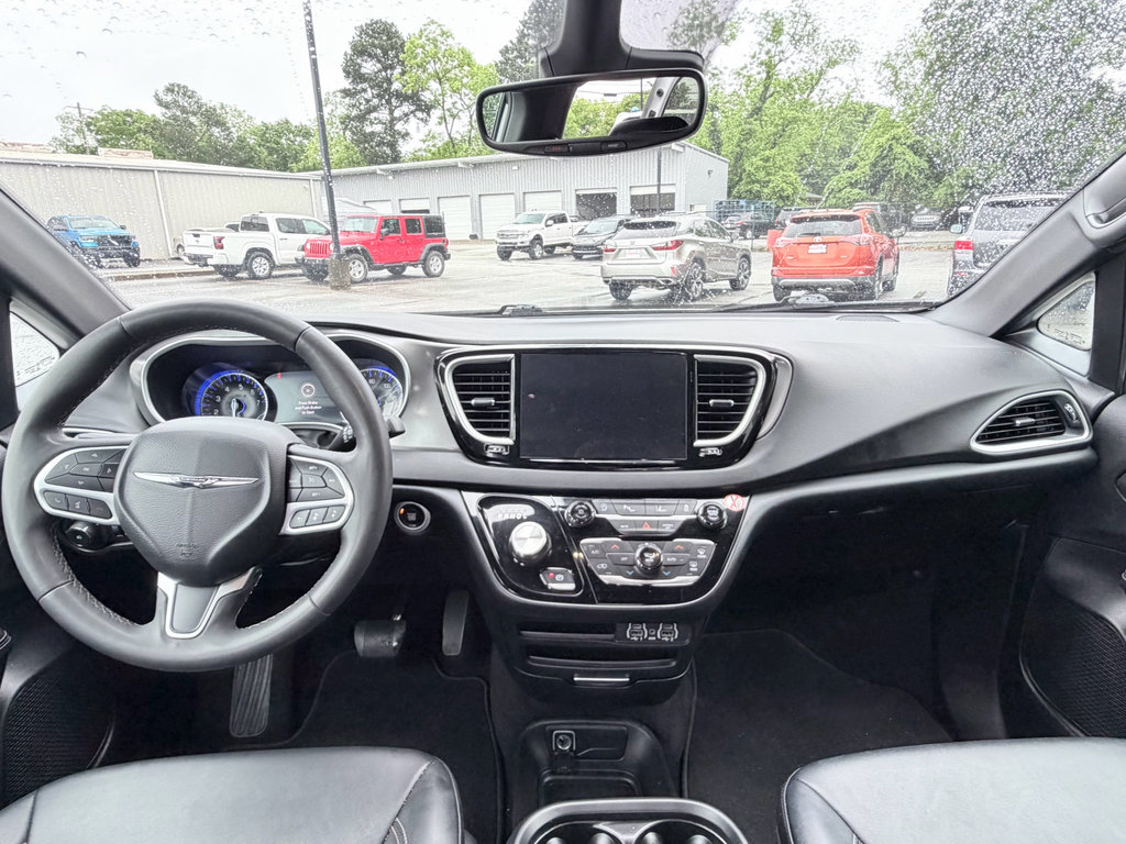 Used 2025 Chrysler Pacifica Select FWD image 11