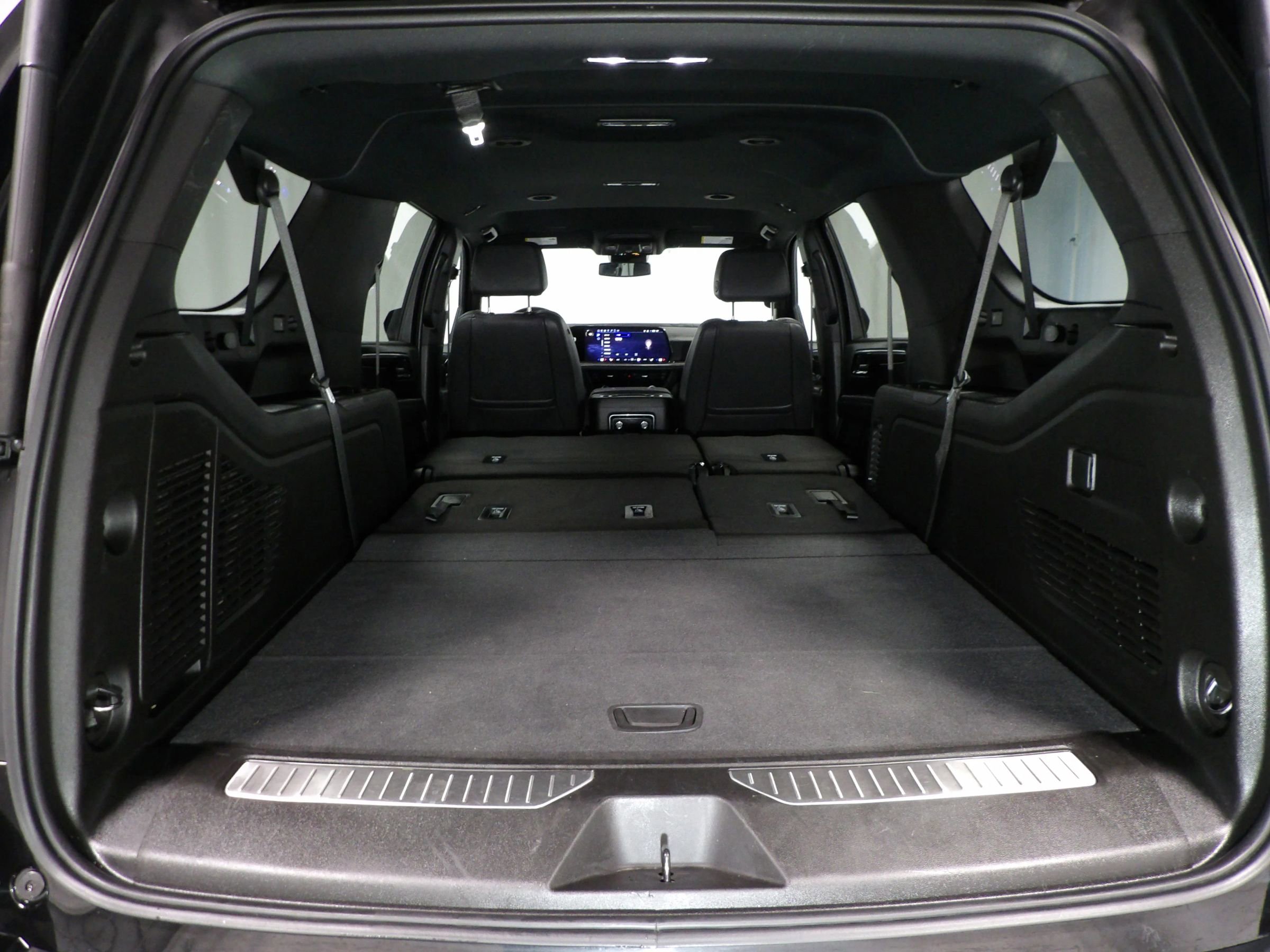 Used 2025 Chevrolet Suburban Z71 image 17