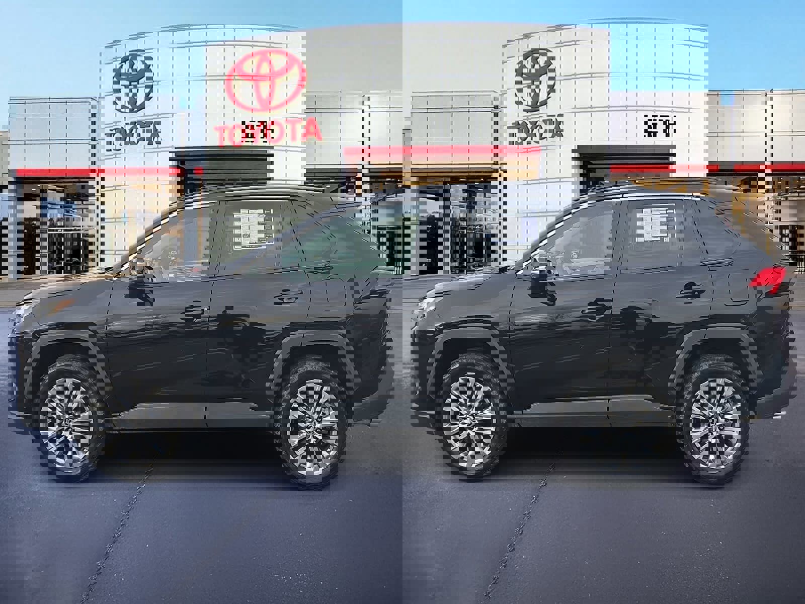 Used 2023 Toyota RAV4 XLE Premium image 8