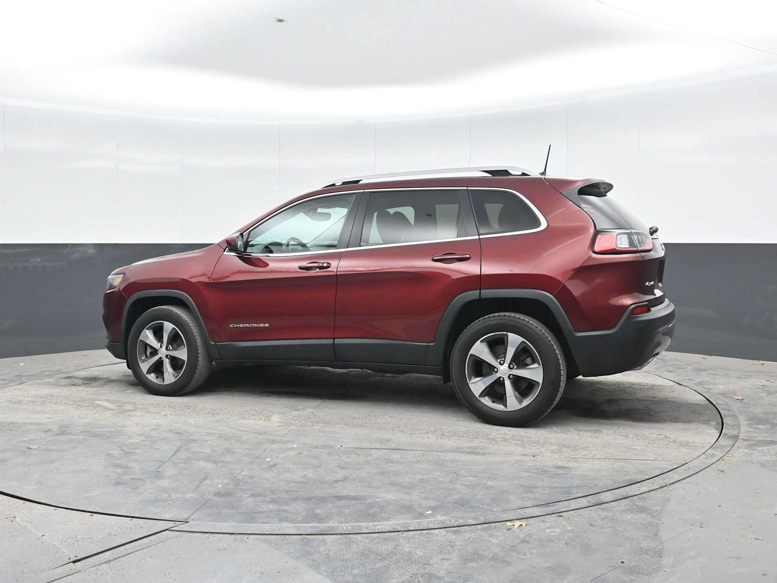 Used 2019 Jeep Cherokee Limited AWD/4WD image 3