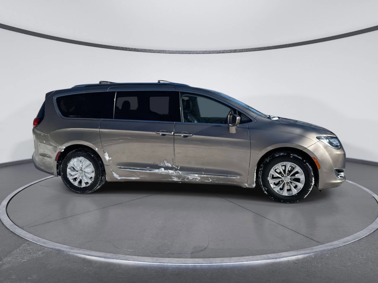 Used 2018 Chrysler Pacifica Touring-L image 5
