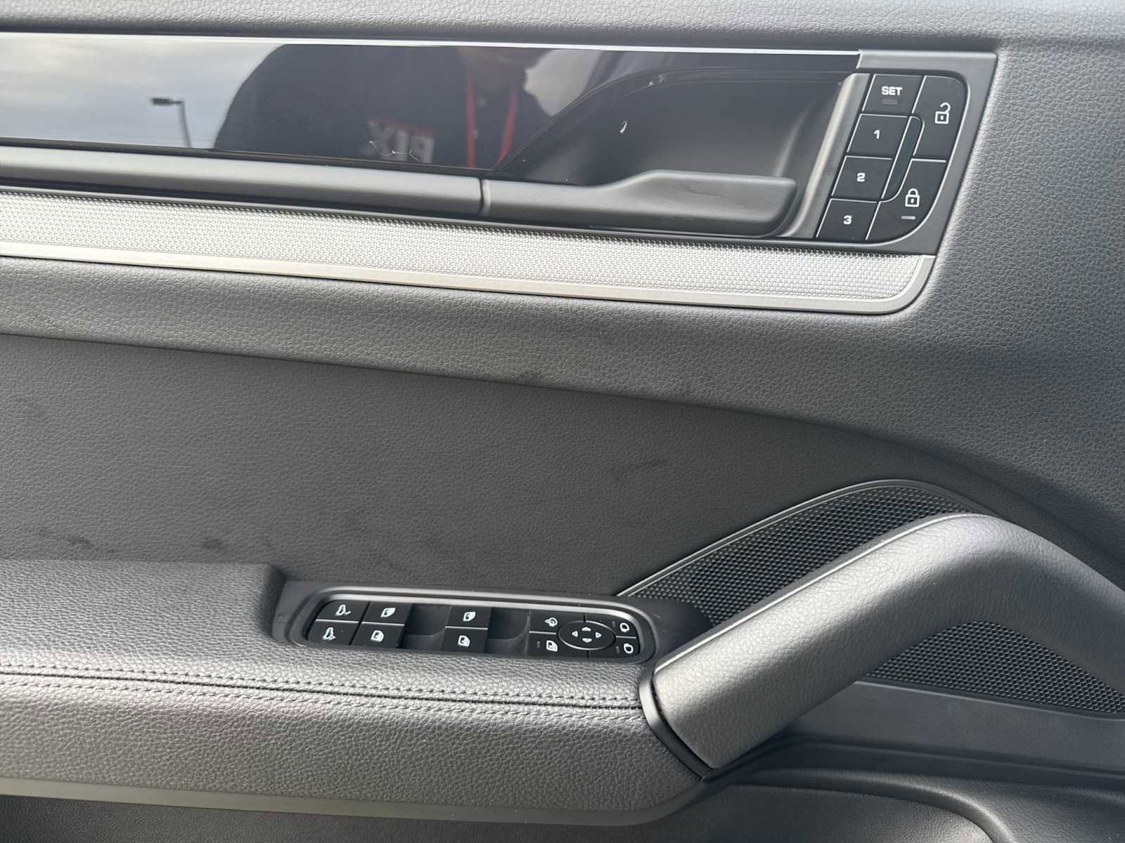 Certified 2025 Porsche Cayenne image 12