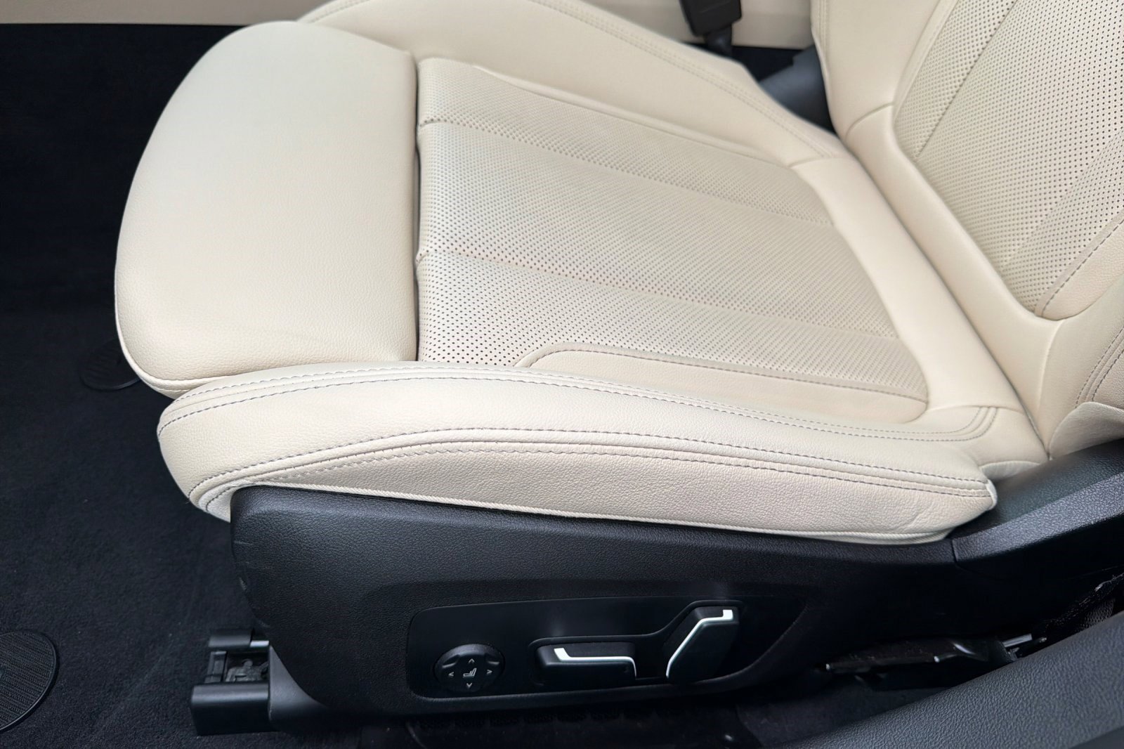 Used 2025 BMW 330i Sedan w/ Convenience Package image 14