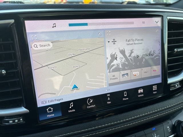 Used 2023 Chrysler Pacifica Limited w/ Uconnect Theater Family Group image 21