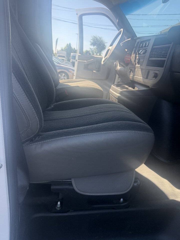 Used 2025 Chevrolet Express 2500 w/ Driver Convenience Package RWD image 6