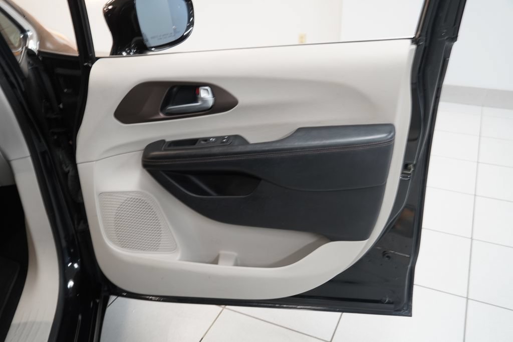 Used 2019 Chrysler Pacifica Touring-L FWD image 26
