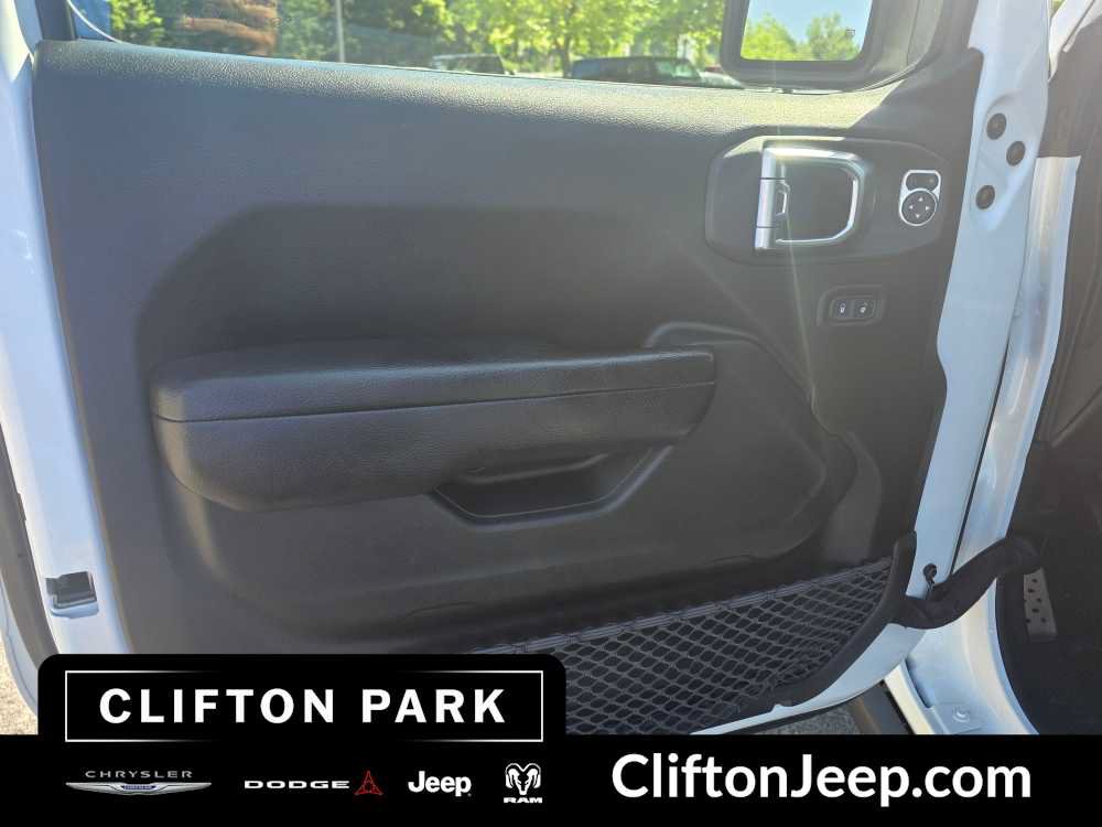 Used 2023 Jeep Gladiator Rubicon w/ Cold Weather Group AWD/4WD image 9