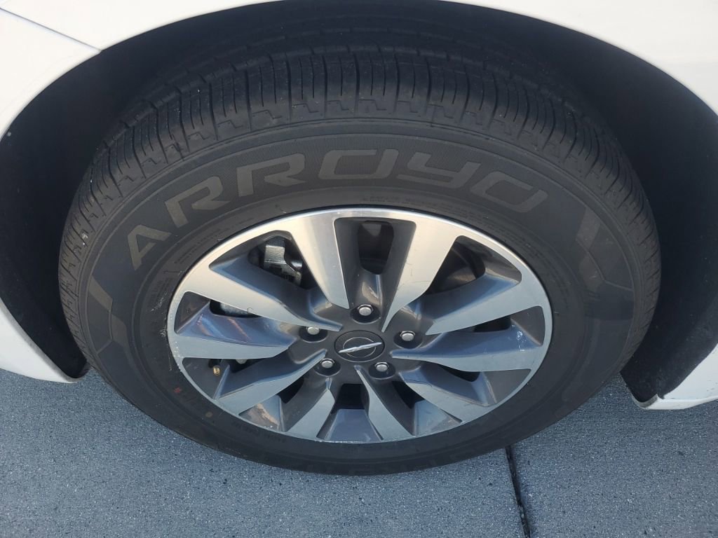 Used 2024 Chrysler Pacifica Limited FWD image 12