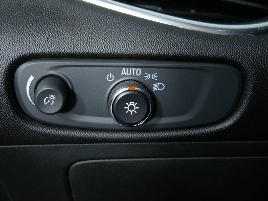 Used 2018 Chevrolet Malibu Premier w/ Driver Confidence Package image 23