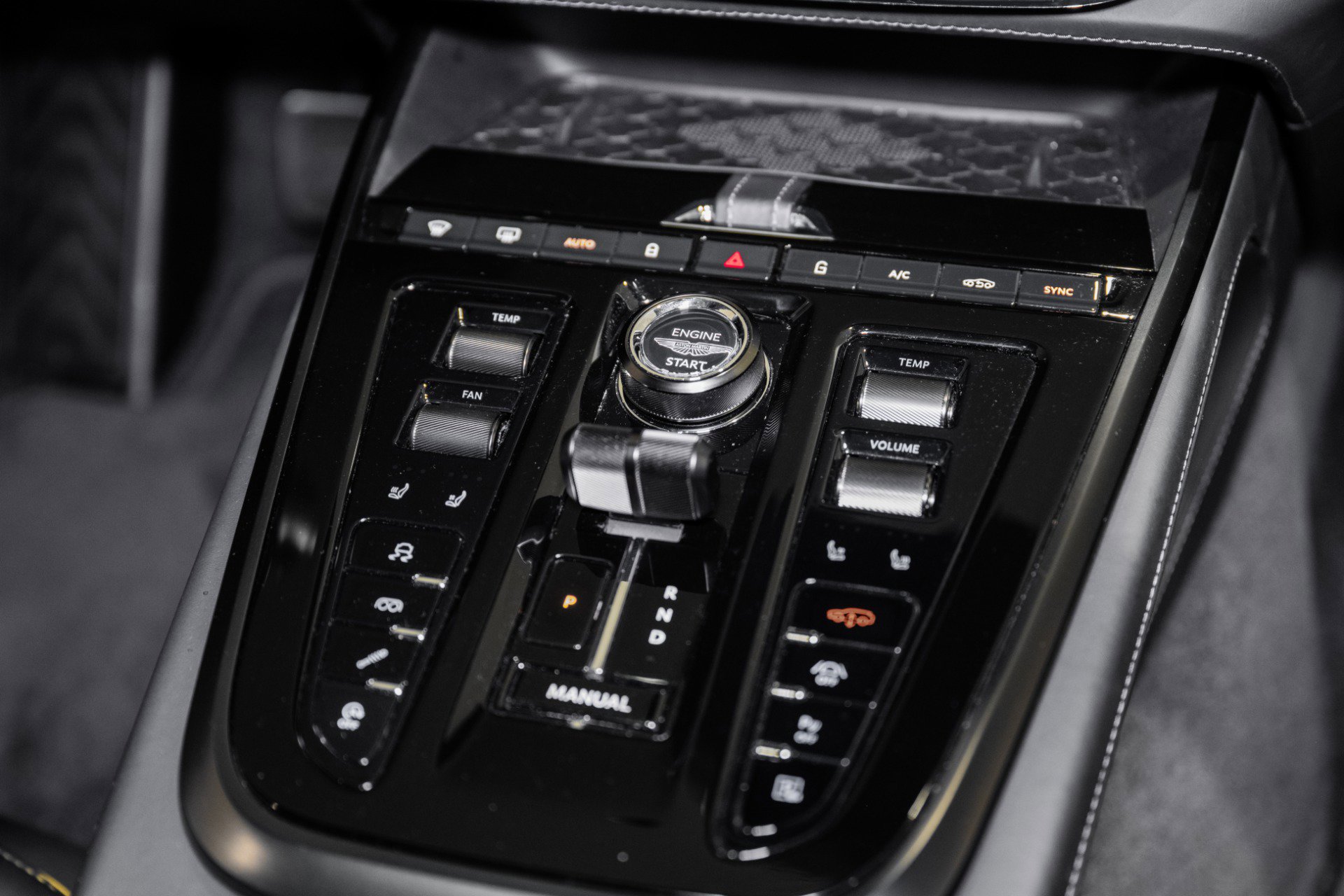 Used 2025 Aston Martin DBX 707 image 32