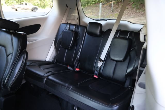 Used 2024 Chrysler Pacifica Touring-L FWD image 18