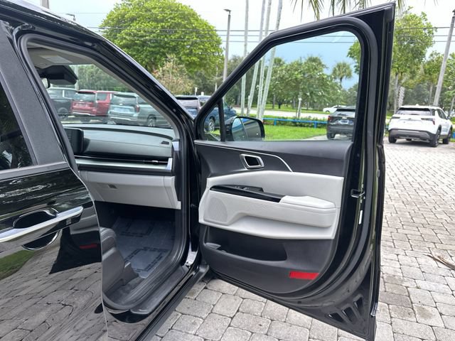Used 2024 Kia Carnival LX FWD image 23