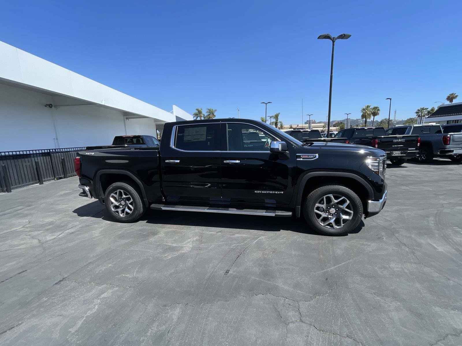 New 2026 GMC Sierra 1500 SLT w/ SLT Premium Package AWD/4WD image 4