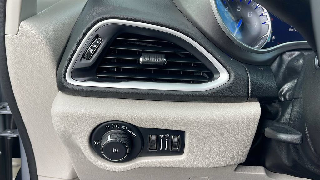 Used 2024 Chrysler Pacifica Touring-L FWD image 20