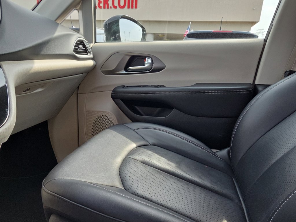 Used 2024 Chrysler Pacifica Touring-L FWD image 18