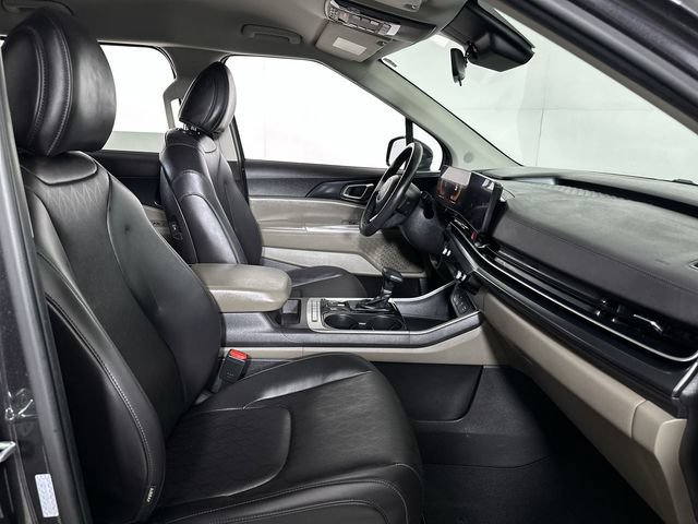 Used 2025 Kia Carnival FWD image 29