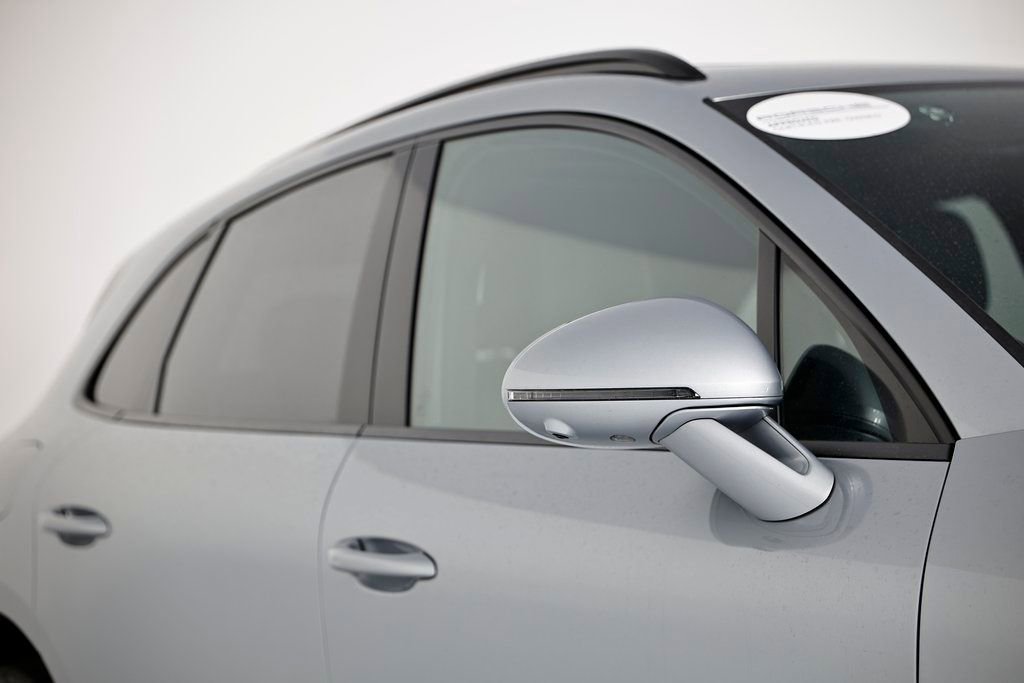 Certified 2025 Porsche Macan image 17