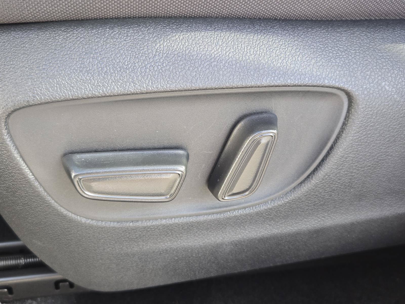 Used 2024 Toyota Highlander LE FWD image 24