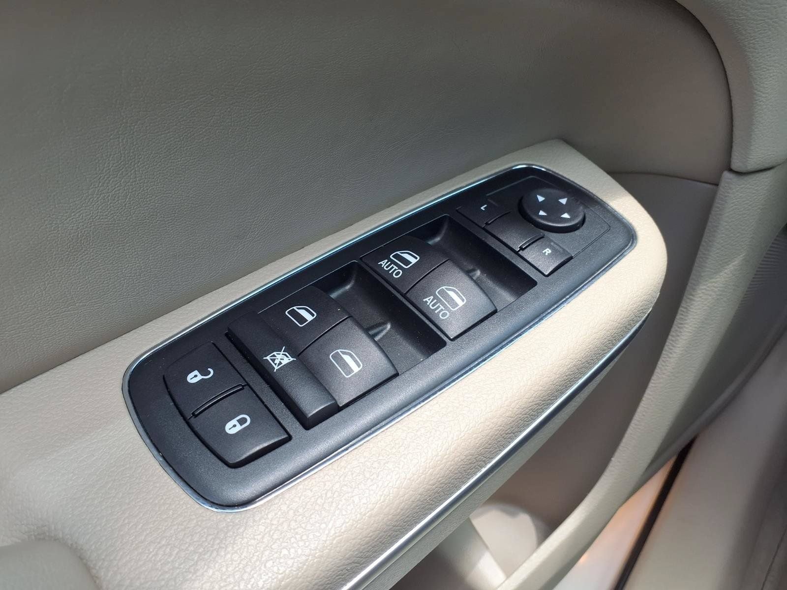 Used 2014 Chrysler 300 RWD image 14
