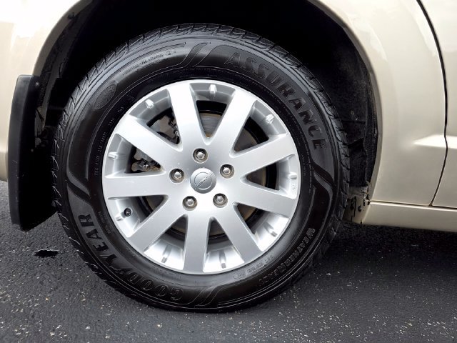 Used 2014 Chrysler Town & Country Touring FWD image 10