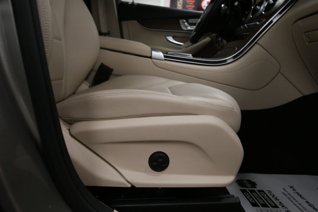 Used 2021 Mercedes-Benz GLC 300 4MATIC image 30