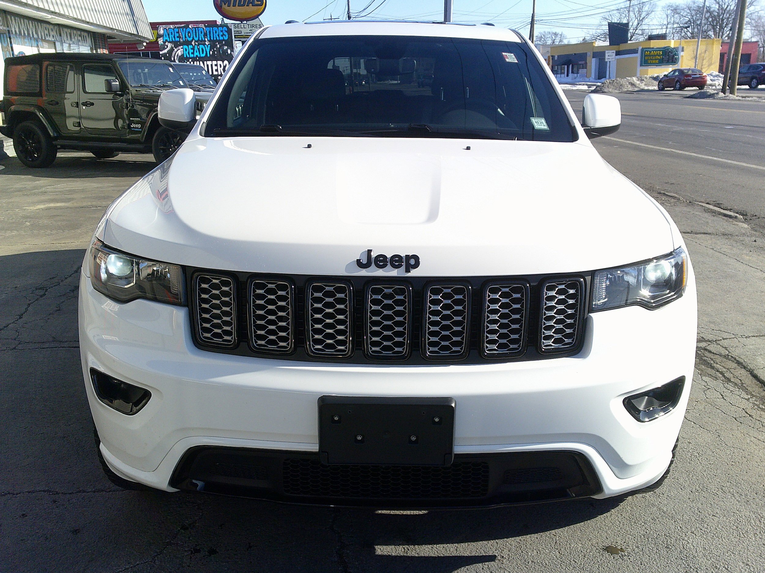 Used 2022 Jeep Grand Cherokee Laredo X image 9