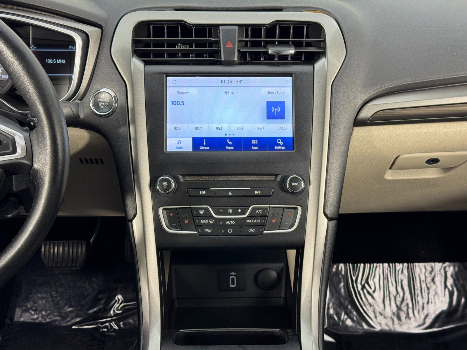 Used 2017 Ford Fusion SE w/ Fusion SE Technology Package image 22