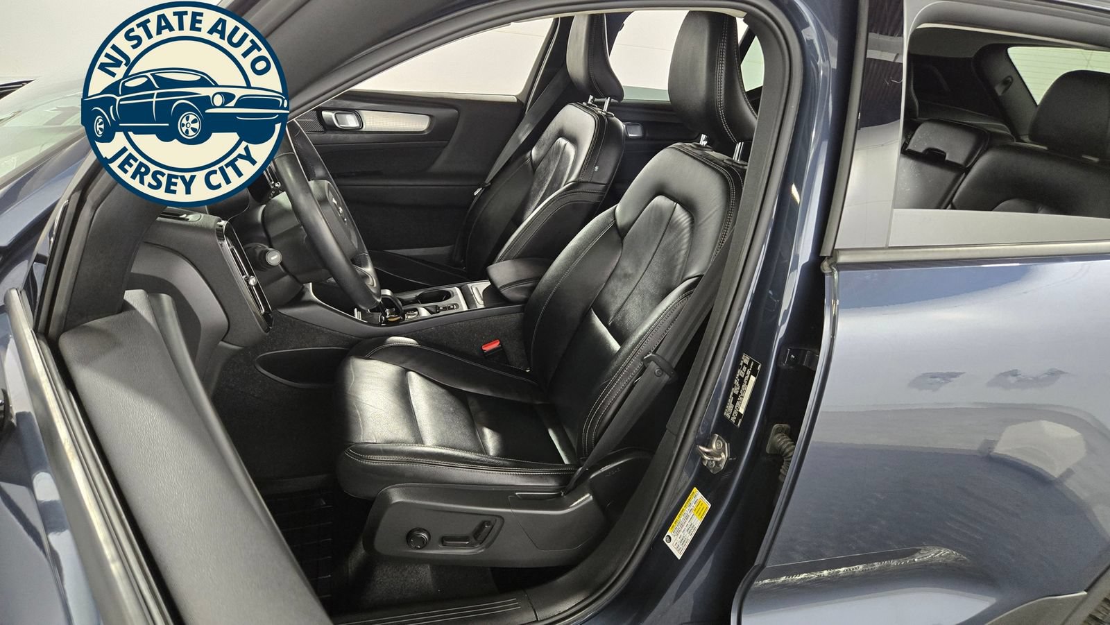 Used 2022 Volvo XC40 T5 Momentum w/ Premium Package AWD/4WD image 26