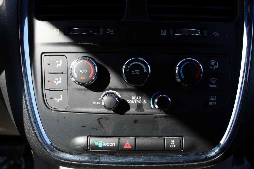 Used 2015 Dodge Grand Caravan SE image 18