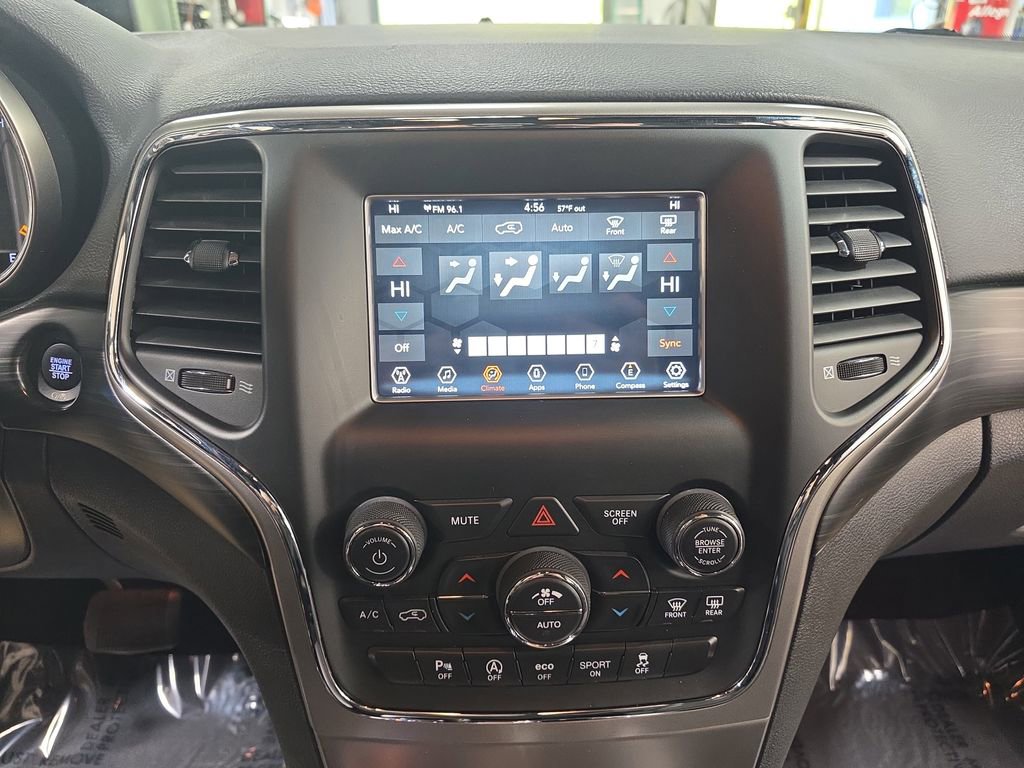 Used 2019 Jeep Grand Cherokee Laredo AWD/4WD image 18