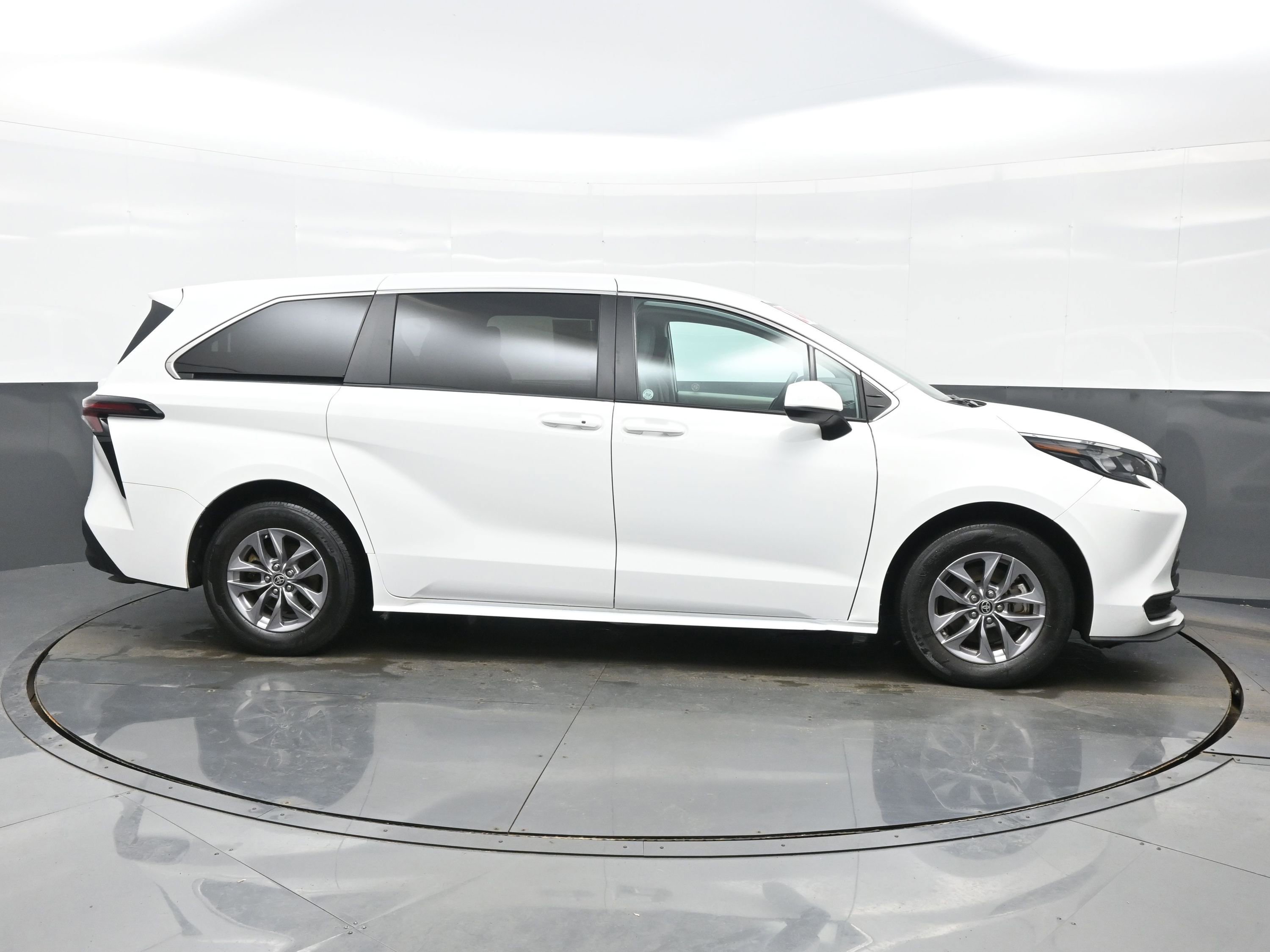 Used 2024 Toyota Sienna LE image 7