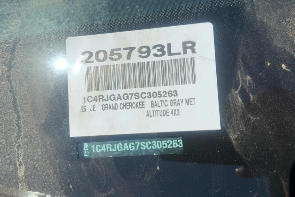 Used 2025 Jeep Grand Cherokee Altitude RWD image 19