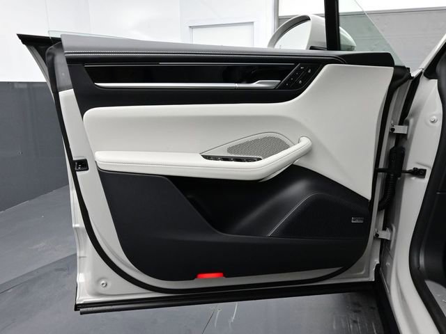 New 2026 Porsche Macan 4S Electric image 7