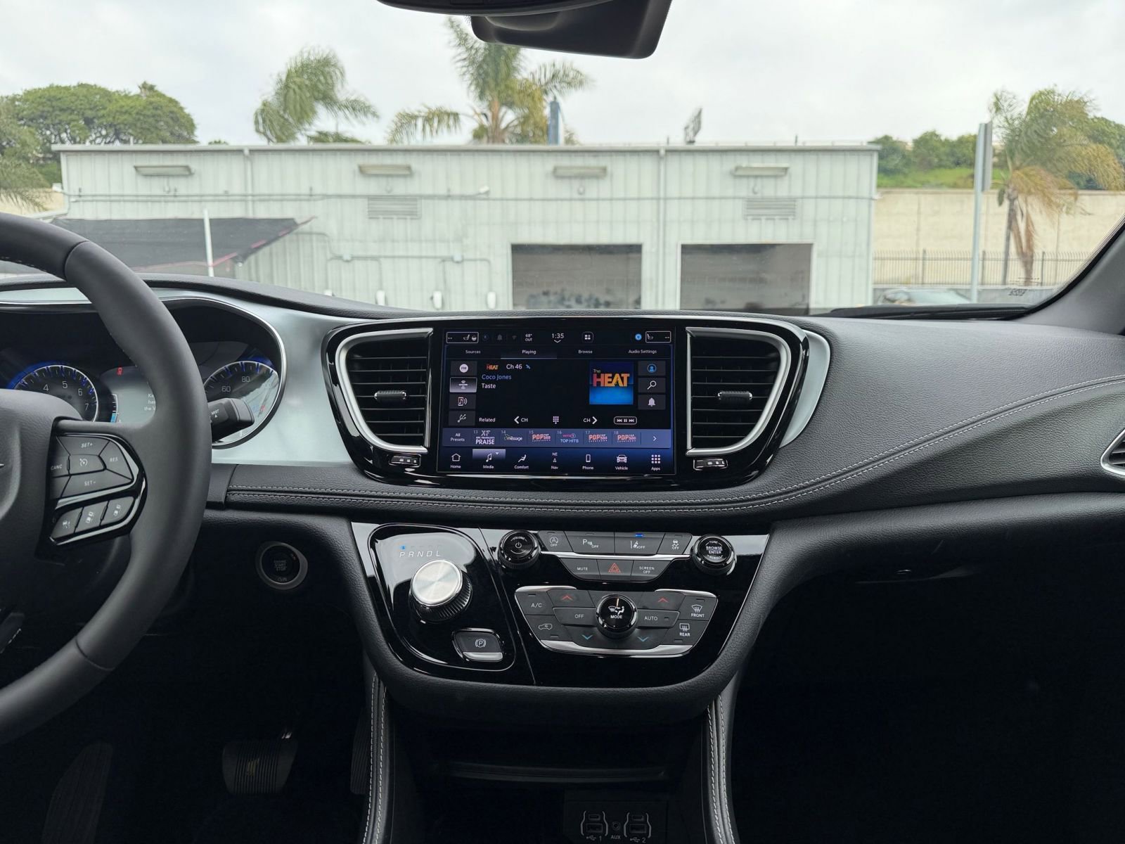 Used 2025 Chrysler Pacifica Limited image 17