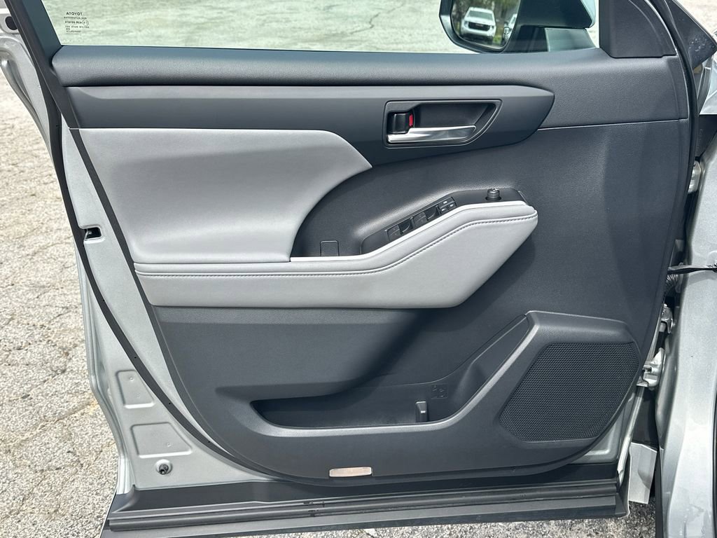 Used 2021 Toyota Highlander XLE image 11