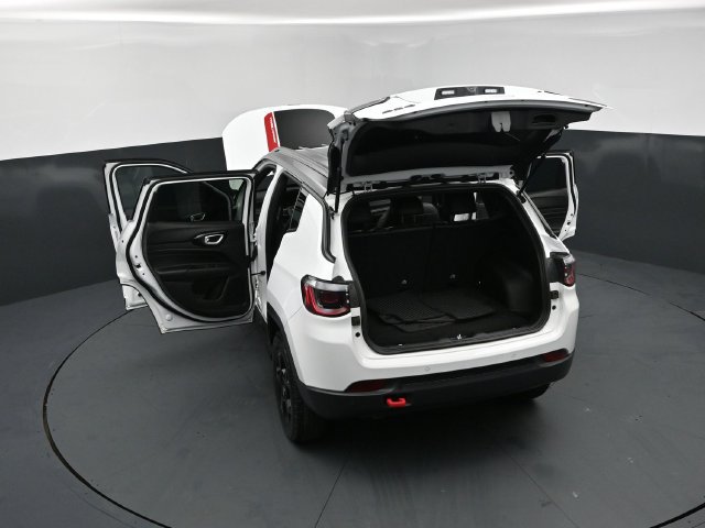 Used 2023 Jeep Compass Trailhawk w/ Trailhawk Convenience Group AWD/4WD image 29