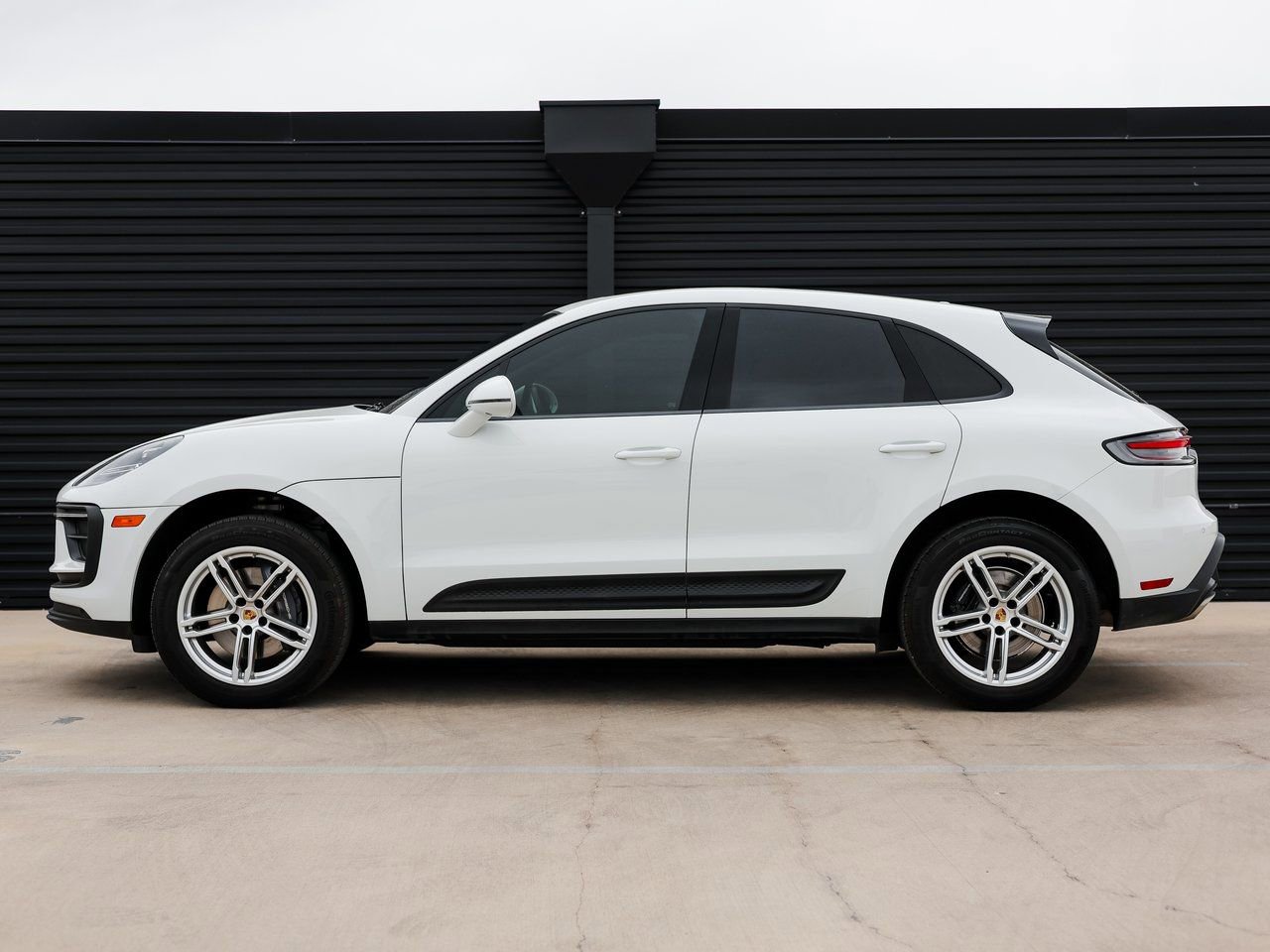 Certified 2022 Porsche Macan AWD/4WD image 2