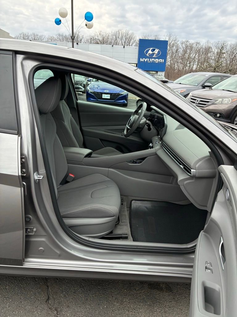 Used 2023 Hyundai Elantra SEL w/ Convenience Package FWD image 18