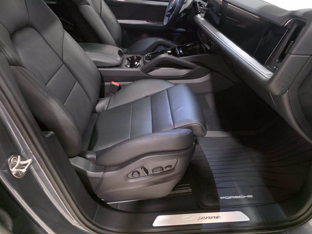 Certified 2026 Porsche Cayenne AWD/4WD image 18